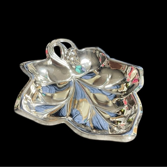 Vintage Silver-Plated Grape Leaf Shaped Dishes - Made in Hong Kong - Picture 3 of 7